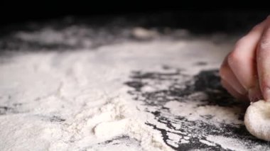 Ağır çekimde hamur yoğurma