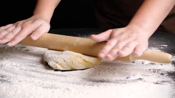 Rolling dough with rolling pin for cukrářské — Stock video