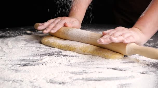 Rolling dough with rolling pin for cukrářské — Stock video