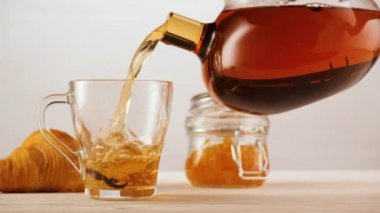 Siyah çay servisi.