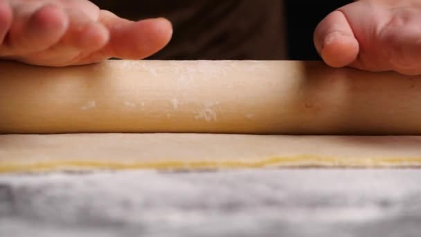 Катящееся тесто со скалкой для выпечки — стоковое видео