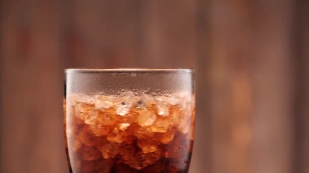 在玻璃中的可乐 — 图库视频影像