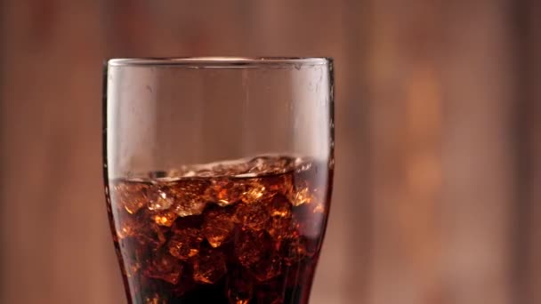 Cola im Glas — Stockvideo