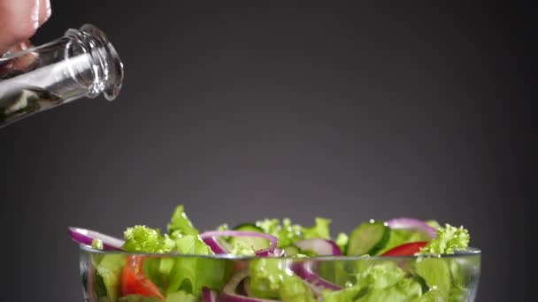 Einen Salat zubereiten. — Stockvideo