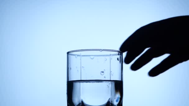 Анонимный человек берет стакан воды — стоковое видео