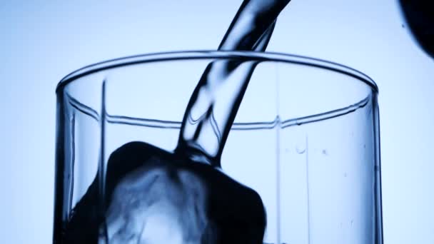 A palackból pohárba ömlött víz — Stock videók