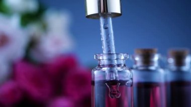 Kimliği belirsiz kişi pipetle gerekli yağı alıyor.
