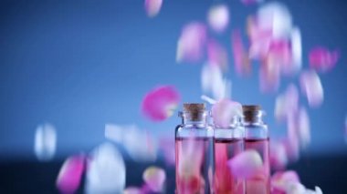 Taze yapraklar parfüme dökülüyor.