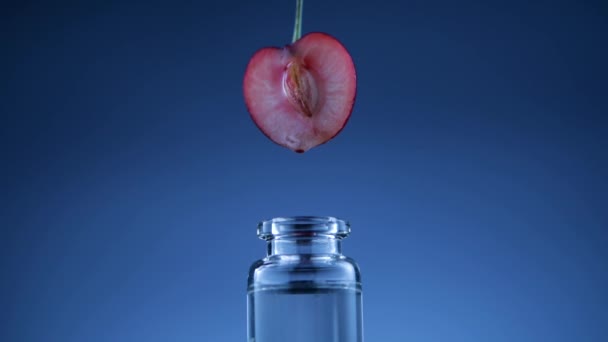 Aceite de cereza goteando en botella — Vídeos de Stock