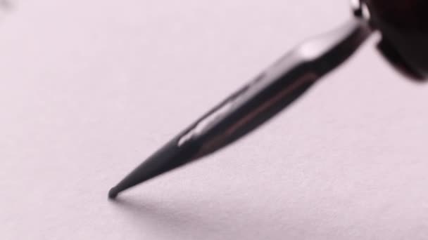 Anonymní osoba píšící na papír inkoustem — Stock video