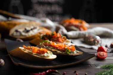 Kafe masasında bruschetta tabağı.