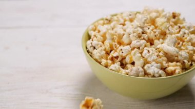 Kaseye düşen taze patlamış mısır.