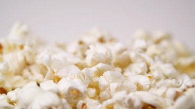 Tuz, patlamış mısır yığınının üzerine düşüyor.