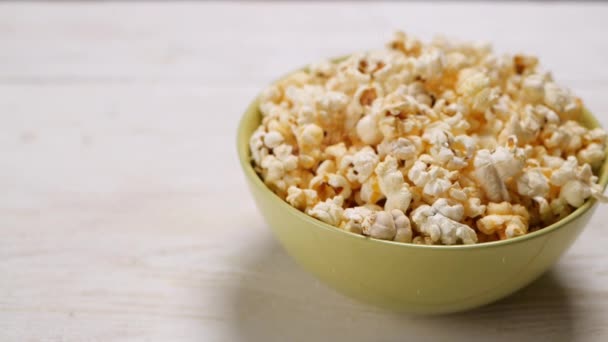 Zout vallende op kom met popcorn — Stockvideo