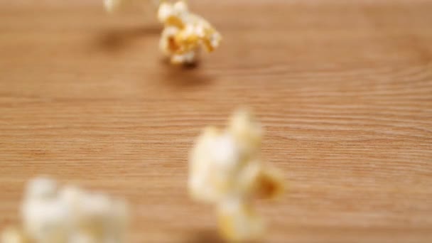 Sladký popcorn rozlitý na stůl — Stock video