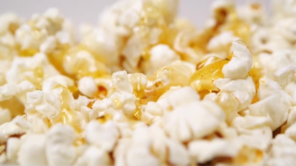 Med rozlévá na hromadu popcornu — Stock video