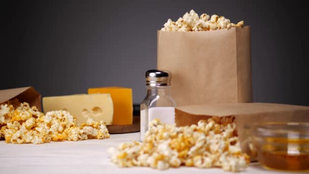 Zakken popcorn van verschillende smaken — Stockvideo