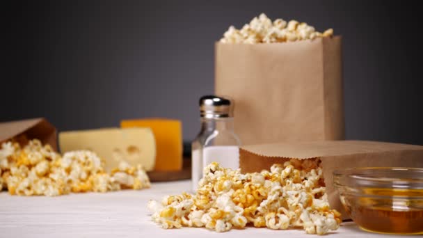 Oříznout člověka, který bere popcorn z papírového sáčku — Stock video