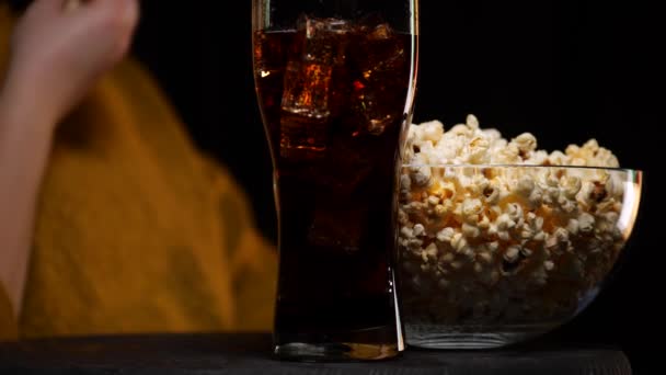 Beskär person äter popcorn under showtime — Stockvideo