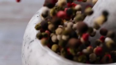 Pestle biberli havana düşüyor.