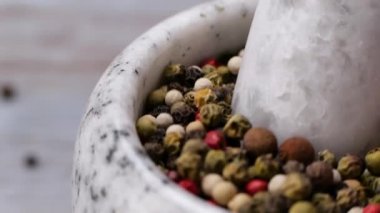 Pestle havanda biber öğütüyor.