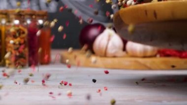 Masaya düşen biberli tabak.