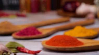 İsimsiz biri baharatlı kaşık alıyor.