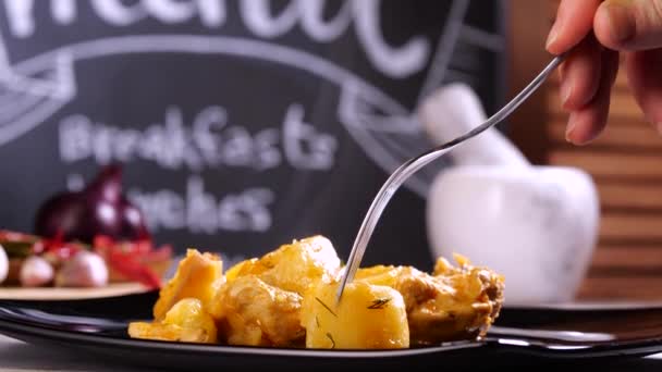 Кукурудза людина бере шматочок картоплі з тарілки — стокове відео
