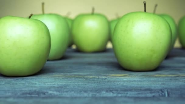 Färska gröna äpplen på bordet — Stockvideo