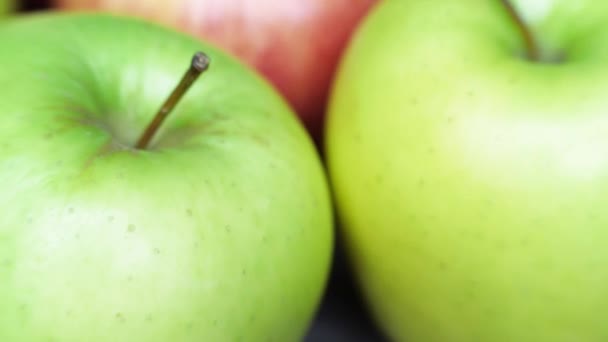 Manzanas enteras de colores en la mesa — Vídeo de stock
