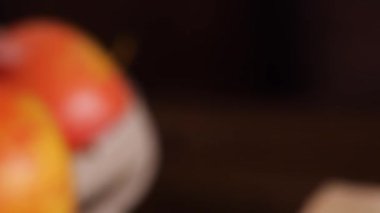 Meyveli turta ve elmalar masada.