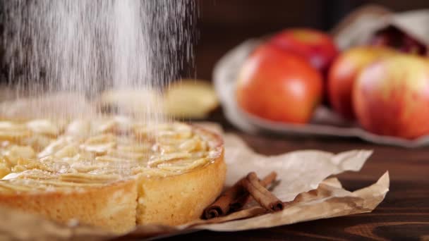Sušený cukr padající na jablečný koláč se skořicí — Stock video