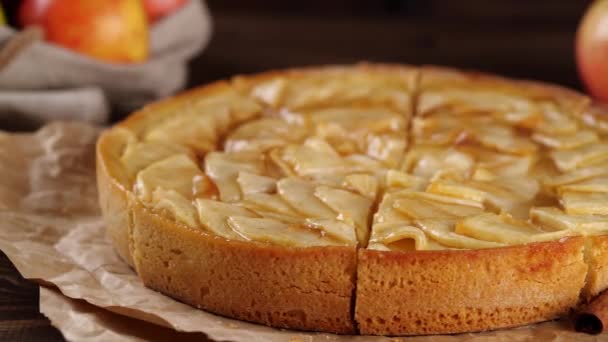 Pastel dulce cerca de canela y manzanas en la mesa — Vídeos de Stock