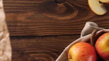 İsimsiz biri olgun elmaların yanına turta koymuş.