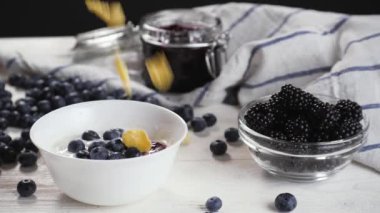 Böğürtlenlere isimsiz tahıl ekleyen kişi