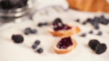 Meyvelerin arasında reçelli tost