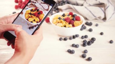 Tanınmayan biri sağlıklı bir kahvaltı fotoğrafı çekiyor.