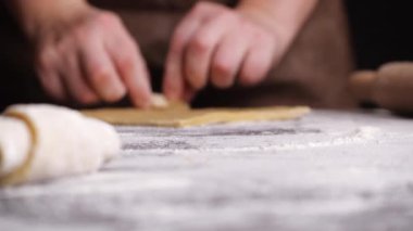 İsimsiz kadın yuvarlanan çörekler masada.