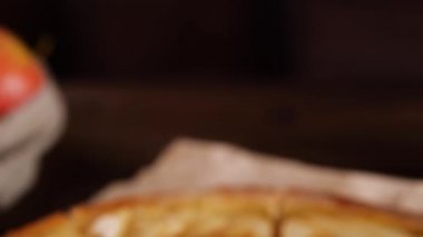 Tarçın çubukları taze elmalı turtanın yanında.