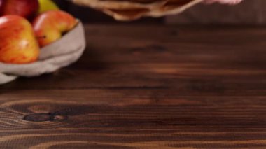 İsimsiz biri masaya pasta koyuyor.