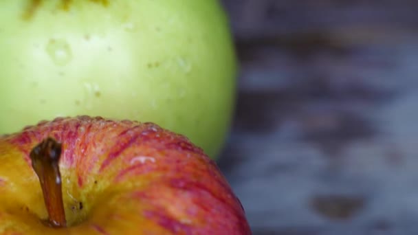 Fila de manzanas húmedas limpias — Vídeos de Stock