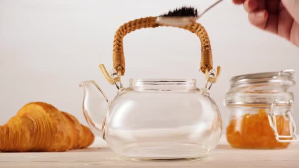 Cultivo persona elaboración de té cerca de bollo y mermelada — Vídeo de stock