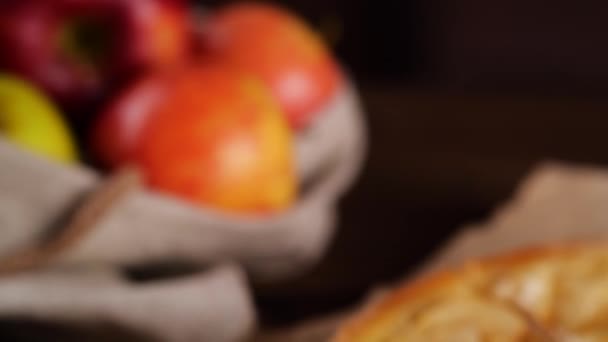 Яблочный пирог и корица на пергаменте — стоковое видео