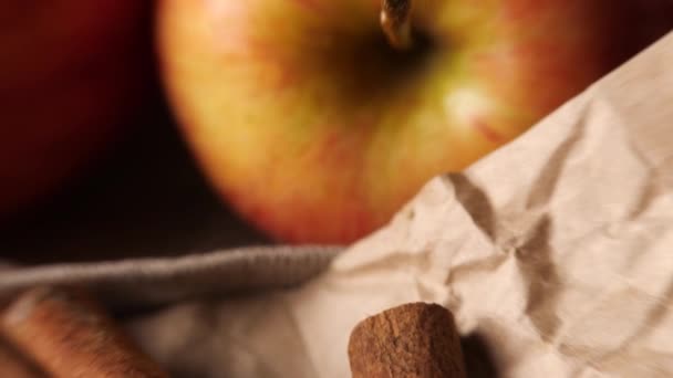 계피와 사과 근처에 있는 맛있는 과일 전분 — 비디오