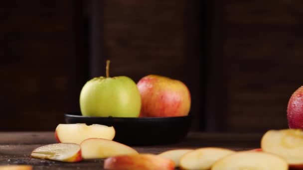 Sap die in glas bij appels wordt gegoten — Stockvideo
