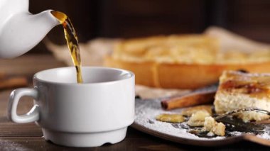 Taze çay bardağı turtanın yanında.