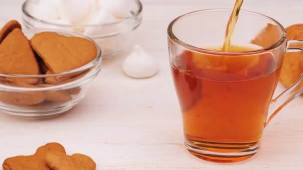 Persona anonima versando il tè con zucchero vicino ai biscotti — Video Stock