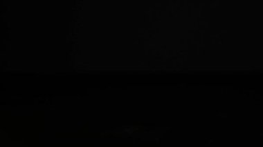 Siyah arkaplanda yuvarlanan limonlar