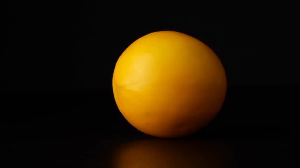 Zitrone auf schwarzem Hintergrund — Stockvideo