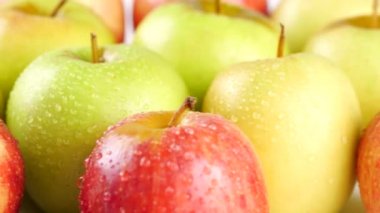 Masada bir sürü ıslak elma var.
